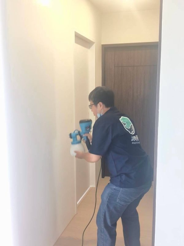 加盟夥伴施工現場：玄關與門框噴塗